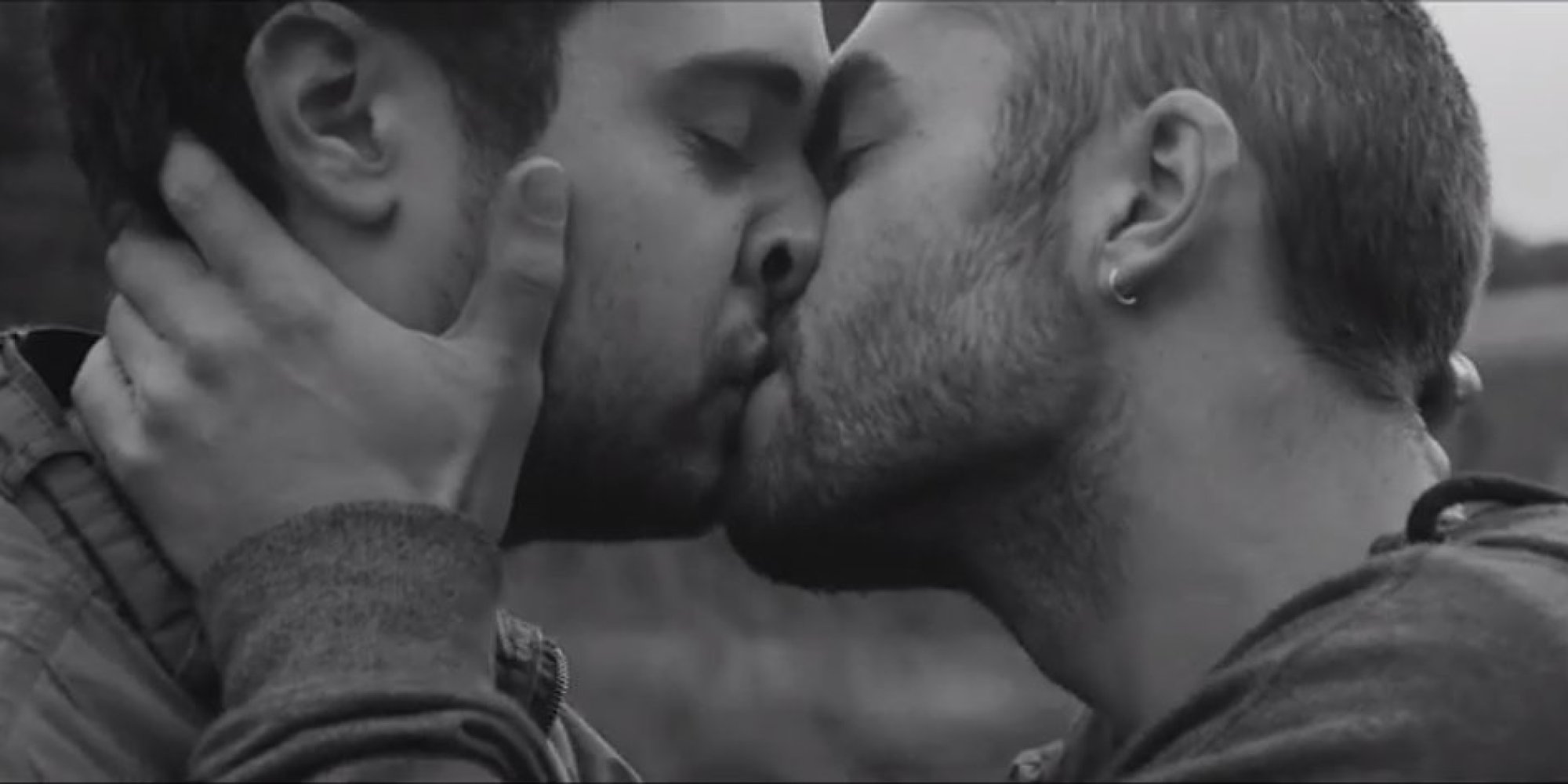 парень целует парня гей фото 96